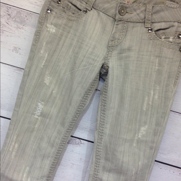 Almost Famous Distressed Cuffed Crop Jeans Size 5 - Picture 6 of 8